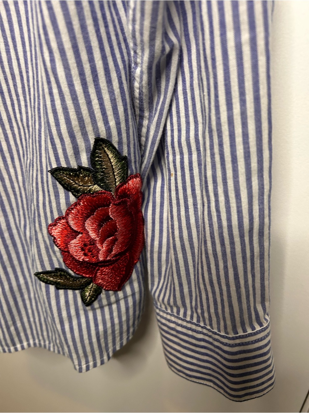 RAILS FRANCES BLUE AND WHITE STRIPED SHIRT WITH RED FLORAL APPLIQUÉ SZ MEDIUM - Picture 4 of 8